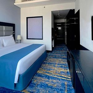 Zimmer mit Kingsize-Bett
